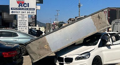 Edremit'te market tabelası devrildi, facianın eşiğinden dönüldü