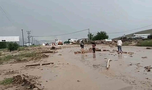 Elazığ-Tunceli yolu sel nedeniyle ulaşıma kapandı