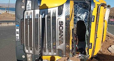 Elazığ'da hayvan yüklü tır devrildi: 2 yaralı
