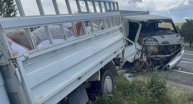 Elazığ'da kamyonetler çarpıştı: 2 yaralı