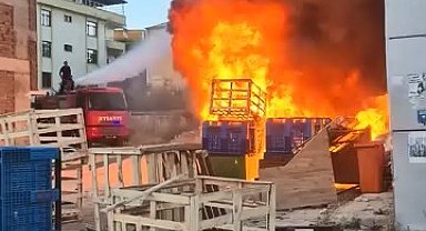 Elazığ'da palet yangını binaya sıçradı: Gökyüzünü kara dumanlar kapladı