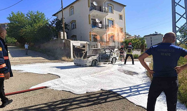 Elazığ'da yanan araç küle döndü
