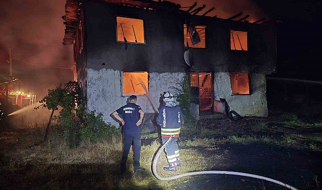 Elektrik kontağından çıkan yangında 2 katlı ev küle döndü