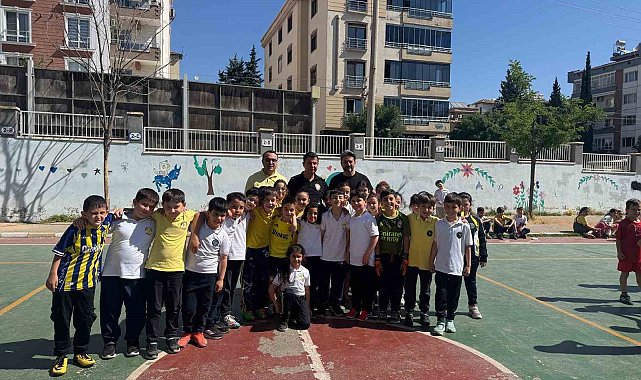 Emniyet Müdürü Özcan miniklerle futbol oynadı