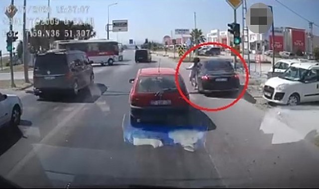 Emniyet şeridinden gelip genç kıza çarptı, o anlar araç kamerasında