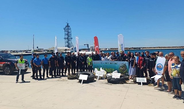Enez'de kurbağa adamlar deniz dibindeki atıkları temizledi