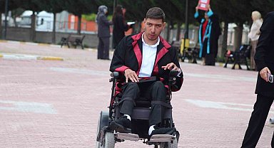 Engel tanımayan azmiyle okulundan mezun oldu