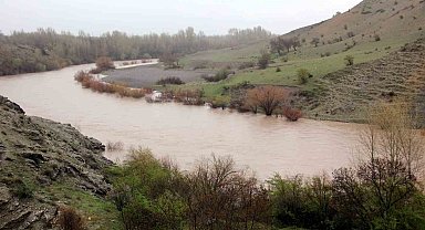 Eriyen kar suları Karasu ve Fırat'ın debisini artırdı
