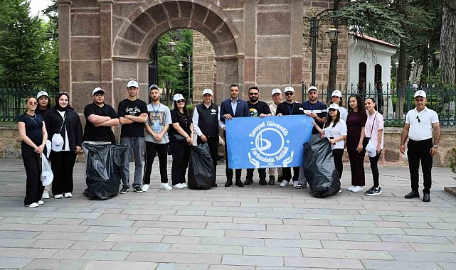 Ertuğrul Gazi Türbesi çevresinde poşet poşet çöp toplandı