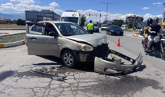 Erzincan'da iki otomobil çarpıştı: Araçlar hurdaya döndü