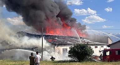 Erzincan'da ikinci el mobilya deposunda çıkan yangın söndürüldü