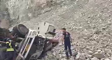 Erzurum'da feci kaza: Freni patlayan tırdan atlayan sürücü öldü, 2 kişi yaralandı