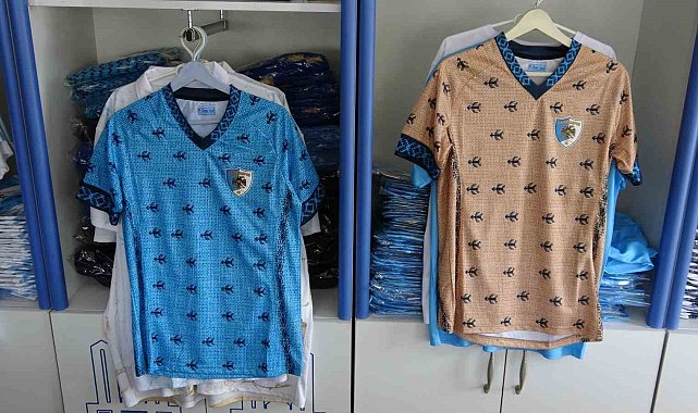 Erzurumspor FK'dan asırlık mirasa vefa: "Ehram" forması taraftarla buluştu
