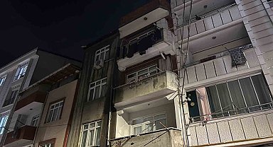 Esenyurt'ta 3 katlı binanın çatısı alev alev yandı