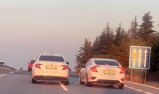 Eskişehir- Bursa yolunda birbirini sıkıştıran 2 araç trafiği tehlikeye attı