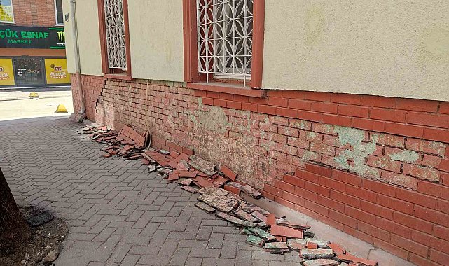Eskişehir'de cami duvarının dekoratif tuğlaları deforme olup kaldırıma döküldü