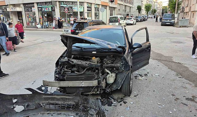 Eskişehir'de kavşakta 2 araç çarpıştı: 2 yaralı