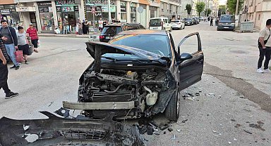 Eskişehir'de kavşakta 2 araç çarpıştı: 2 yaralı