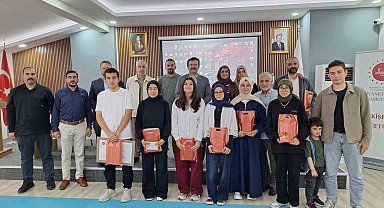 Eskişehir'de umre ödüllü bilgi yarışmasının kazananları ödüllerine kavuştu