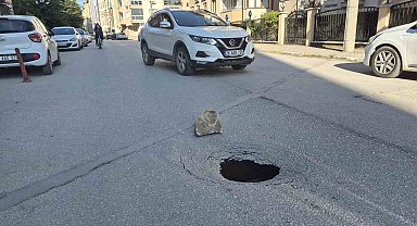 Eskişehir'de yol çöktü, sürücüler zor anlar yaşadı