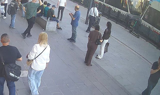 Fatih'te 6 yaşındaki çocuk raylara düşerek hayatını kaybetmişti: Olay anında vatandaşların yaşadığı panik kamerada