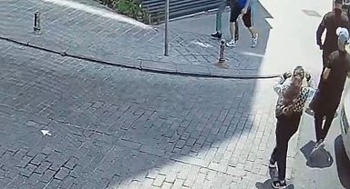 Fatih'te araçtan çantayı böyle çaldılar