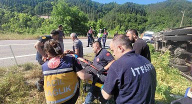 Freni boşalan kamyon devrildi, ekipler sürücüyü kurtarmak için zamanla yarıştı