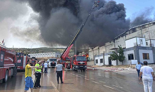 Gaziantep'te fabrika yangını: Ekiplerin müdahalesi sürüyor