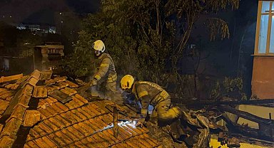 Gaziosmanpaşa'da 3 gecekondu alevlere teslim oldu