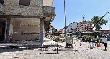 Gebze'de 4 kişinin öldüğü facianın ardından boşaltılan 22 riskli yapının yıkımına başlandı