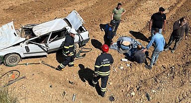 Gediz'de otomobil tarlaya uçtu, 2 yaralı