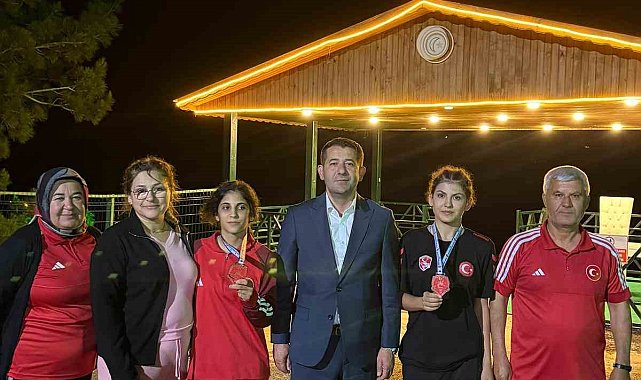 Genç güreşçiler Feke'nin gururu oldu