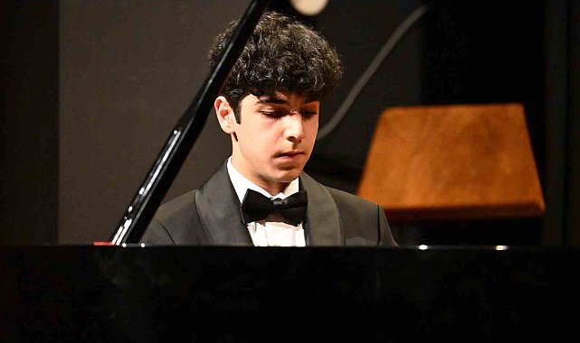 Genç yetenek Deniz Mısdılıoğlu lise mezuniyet sınavı öncesi sahne aldı