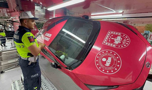 Gençler emniyet kemerinin önemini atılan takla sonrası anladı