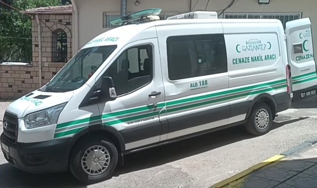 Gömleği ağaca takılınca düştü, kullandığı traktörün altında hayatını kaybetti