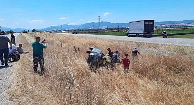 Gönen'de kontrolden çıkan otomobil refüje devrildi