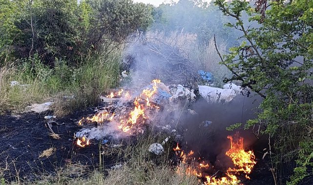 Gönen'de otluk ve çalılık alan yangını büyümeden söndürüldü