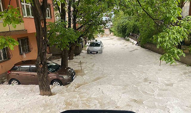 Gümüşhane'de dolu ve sağanak hayatı felç etti