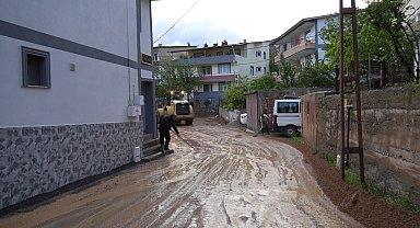 Gümüşhane'de sel nedeniyle bir ev, ahır ve 4 araç zarar gördü