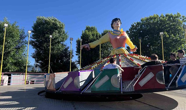Günlerdir lunaparkı izleyen otizmli çocuğa çalışanlardan özel tur
