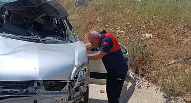 Hafif ticari araç takla attı: 1 ölü, 1 yaralı