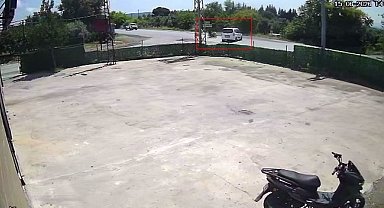 Hafif ticari araca ok gibi saplanan motosikletteki 2 kişi metrelerce havaya uçtu