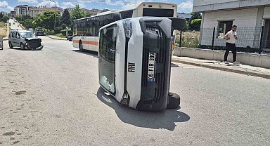 Hafif ticarinin çarptığı PTT aracı yan devrildi