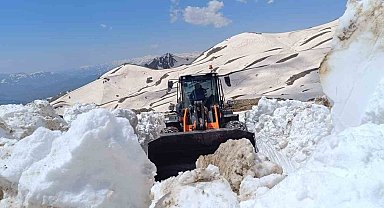 Hakkari'de yaz günü karla mücadele devam ediyor