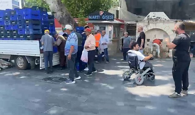 Halde alıcı bulamadığı 4 ton domatesi vatandaşlara ücretsiz dağıttı