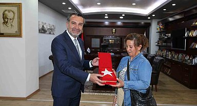Halk otobüsündeki bayrağı silen kadına Başkan Şerifoğulları'ndan anlamlı hediye