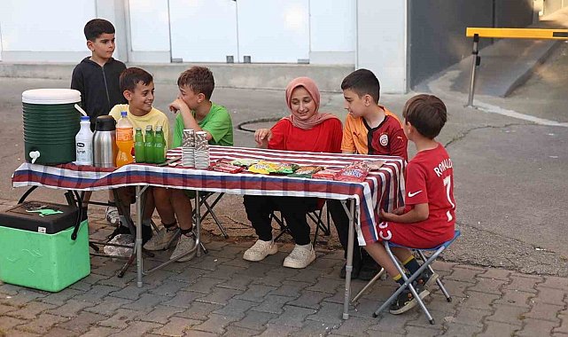 Harçlıklarını yolun kenarında kurdukları tezgahta alın teriyle kazandılar