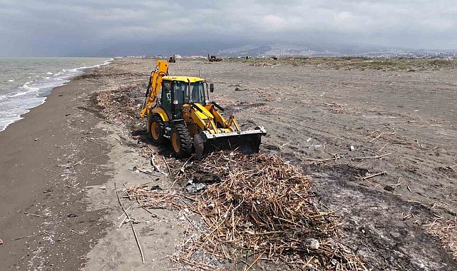 Hatay Büyükşehir Belediyesi, Samandağ sahilinde temizlik ve koruma çalışmalarını sürdürüyor