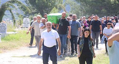 Hatay'da nişanlı dehşetinde öldürülen baba ve kız yan yana defnedildi