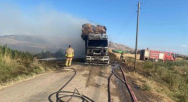 Hatay'da saman balyası yüklü tır alevlere teslim oldu